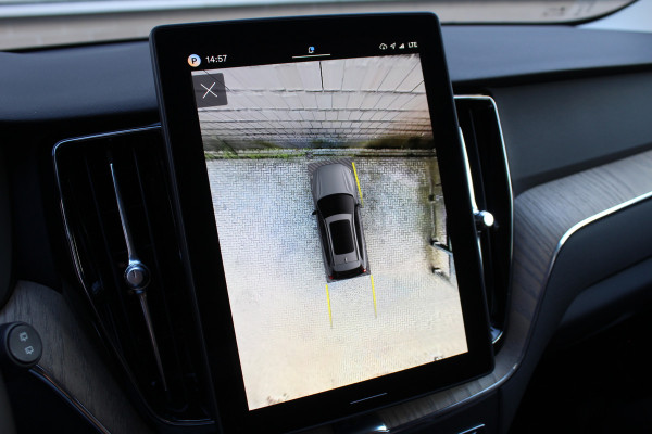 Volvo XC60 2.0 T6 Plug-in hybrid AWD Plus Dark | Luchtvering | Head-Up | Trekhaak | 360 Camera