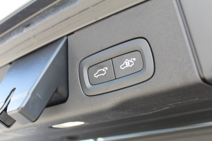 Volvo XC60 2.0 T6 Plug-in hybrid AWD Plus Dark | Luchtvering | Head-Up | Trekhaak | 360 Camera