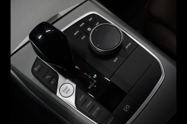 BMW 3-serie 320e Business Edition Plus [APPLE CARPLAY, ANDROID, CRUISE CONTROL, STOELVERWARMING, DIGITAL DASH, PDC 360, LEDER, BLUETOOTH, CLIMATECONTROL, LED, NAVIGATIE, NIEUWSTAAT]