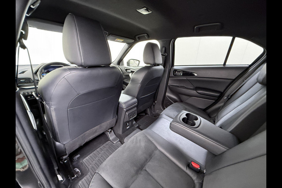 Mitsubishi Eclipse Cross 2.4I 188PK AUT. PHEV Hybride 360°Camera Adap.Cruise Stoel+Stuurverwarming Apple Carplay/Android Auto Navi Ecc Pdc Executive Lane Assist Privacy Glas Led Lmv Voicecontrol Regen-Lichtsensor Isofix Dodehoekdetectie 1.500KG Trekgewicht 1e Eigenaar Origineel Nederlandse Auto