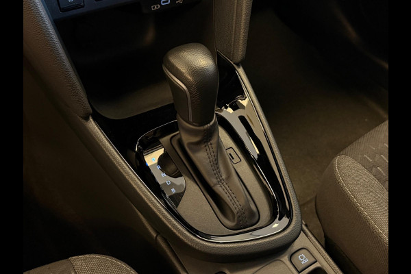 Toyota Yaris Cross 1.5 HYBRID DYNAMIC BITONE SILVERLINE GARANTIE 2035 NAVIGATIE . STUUR EN STOEL VERWARMING . ADAPTIEVE CRUICE CONTROL .