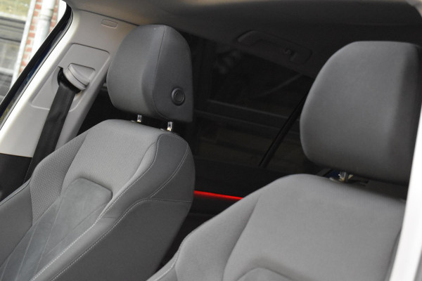 Volkswagen Golf 1.5 eTSI R-Line Pano Massage Camera Trekhaak 19"