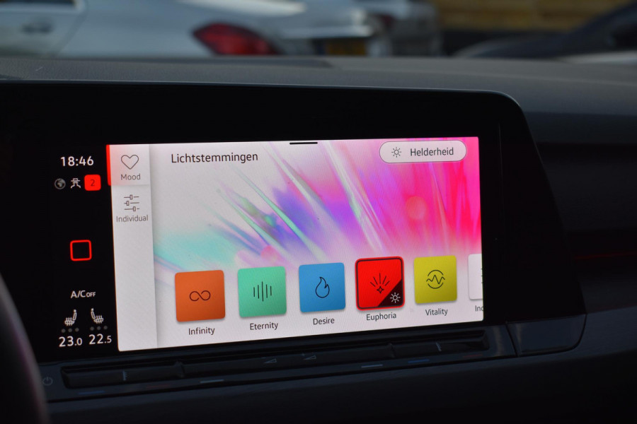 Volkswagen Golf 1.5 eTSI R-Line Pano Massage Camera Trekhaak 19"
