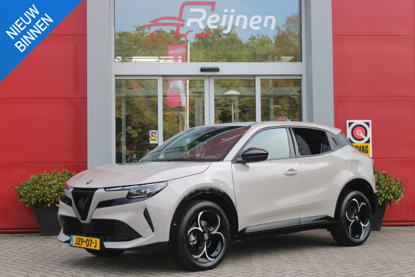 Alfa Romeo junior 1.2 145PK AUTOMAAT Hybrid IBRIDA TI | TECHNO PACK: (LED MATRIX KOPLAMPEN, DRAADLOZE TELEFOONLADER, DODEHOEK DETECTIE, PARKEERSENSOREN VOOR ACHTER EN ZIJKANT, NAVIGATIE, ELEKTRISCH BEDIENBARE ACHTERKLEP, KEYLESS ENTRY, ADAPTIVE CRUISE CONTROL, ACHTERUITRIJ CAMERA) | PACK TI: (ELEKTRISCH BEDIENBARE BESTUUDERSSTOEL, VERKEERSBORDEN WEERGAVE, GETINTE ACHTERRUITEN, SFEER VERLICHTING, GLANZEND ZWARTE BODYKIT, 10,25" TOUCHSCREEN, LEDEREN STUURWIEL, VERSTELBARE KOFFERVLOER OP 3 NIVEAUS) | 18" LICHTMETALEN VELGEN "FORI" | DRAADLOZE APPLE CARPLAY/ANDROID AUTO | MASSAGE FUNCTIE OP