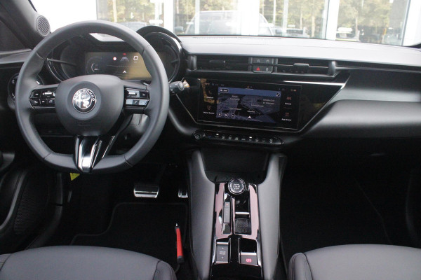 Alfa Romeo junior 1.2 145PK AUTOMAAT Hybrid IBRIDA TI | TECHNO PACK: (LED MATRIX KOPLAMPEN, DRAADLOZE TELEFOONLADER, DODEHOEK DETECTIE, PARKEERSENSOREN VOOR ACHTER EN ZIJKANT, NAVIGATIE, ELEKTRISCH BEDIENBARE ACHTERKLEP, KEYLESS ENTRY, ADAPTIVE CRUISE CONTROL, ACHTERUITRIJ CAMERA) | PACK TI: (ELEKTRISCH BEDIENBARE BESTUUDERSSTOEL, VERKEERSBORDEN WEERGAVE, GETINTE ACHTERRUITEN, SFEER VERLICHTING, GLANZEND ZWARTE BODYKIT, 10,25" TOUCHSCREEN, LEDEREN STUURWIEL, VERSTELBARE KOFFERVLOER OP 3 NIVEAUS) | 18" LICHTMETALEN VELGEN "FORI" | DRAADLOZE APPLE CARPLAY/ANDROID AUTO | MASSAGE FUNCTIE OP