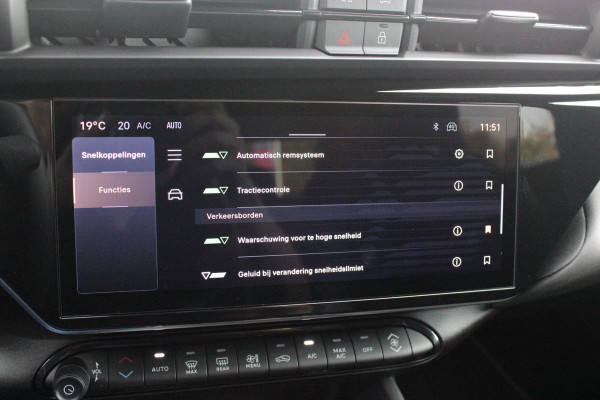 Alfa Romeo junior 1.2 145PK AUTOMAAT Hybrid IBRIDA TI | TECHNO PACK: (LED MATRIX KOPLAMPEN, DRAADLOZE TELEFOONLADER, DODEHOEK DETECTIE, PARKEERSENSOREN VOOR ACHTER EN ZIJKANT, NAVIGATIE, ELEKTRISCH BEDIENBARE ACHTERKLEP, KEYLESS ENTRY, ADAPTIVE CRUISE CONTROL, ACHTERUITRIJ CAMERA) | PACK TI: (ELEKTRISCH BEDIENBARE BESTUUDERSSTOEL, VERKEERSBORDEN WEERGAVE, GETINTE ACHTERRUITEN, SFEER VERLICHTING, GLANZEND ZWARTE BODYKIT, 10,25" TOUCHSCREEN, LEDEREN STUURWIEL, VERSTELBARE KOFFERVLOER OP 3 NIVEAUS) | 18" LICHTMETALEN VELGEN "FORI" | DRAADLOZE APPLE CARPLAY/ANDROID AUTO | MASSAGE FUNCTIE OP