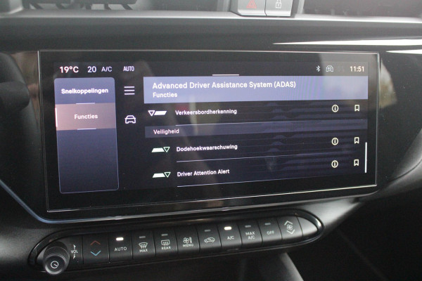 Alfa Romeo junior 1.2 145PK AUTOMAAT Hybrid IBRIDA TI | TECHNO PACK: (LED MATRIX KOPLAMPEN, DRAADLOZE TELEFOONLADER, DODEHOEK DETECTIE, PARKEERSENSOREN VOOR ACHTER EN ZIJKANT, NAVIGATIE, ELEKTRISCH BEDIENBARE ACHTERKLEP, KEYLESS ENTRY, ADAPTIVE CRUISE CONTROL, ACHTERUITRIJ CAMERA) | PACK TI: (ELEKTRISCH BEDIENBARE BESTUUDERSSTOEL, VERKEERSBORDEN WEERGAVE, GETINTE ACHTERRUITEN, SFEER VERLICHTING, GLANZEND ZWARTE BODYKIT, 10,25" TOUCHSCREEN, LEDEREN STUURWIEL, VERSTELBARE KOFFERVLOER OP 3 NIVEAUS) | 18" LICHTMETALEN VELGEN "FORI" | DRAADLOZE APPLE CARPLAY/ANDROID AUTO | MASSAGE FUNCTIE OP