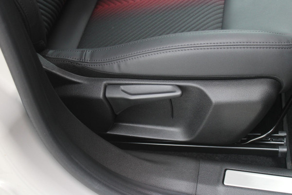 Alfa Romeo junior 1.2 145PK AUTOMAAT Hybrid IBRIDA TI | TECHNO PACK: (LED MATRIX KOPLAMPEN, DRAADLOZE TELEFOONLADER, DODEHOEK DETECTIE, PARKEERSENSOREN VOOR ACHTER EN ZIJKANT, NAVIGATIE, ELEKTRISCH BEDIENBARE ACHTERKLEP, KEYLESS ENTRY, ADAPTIVE CRUISE CONTROL, ACHTERUITRIJ CAMERA) | PACK TI: (ELEKTRISCH BEDIENBARE BESTUUDERSSTOEL, VERKEERSBORDEN WEERGAVE, GETINTE ACHTERRUITEN, SFEER VERLICHTING, GLANZEND ZWARTE BODYKIT, 10,25" TOUCHSCREEN, LEDEREN STUURWIEL, VERSTELBARE KOFFERVLOER OP 3 NIVEAUS) | 18" LICHTMETALEN VELGEN "FORI" | DRAADLOZE APPLE CARPLAY/ANDROID AUTO | MASSAGE FUNCTIE OP