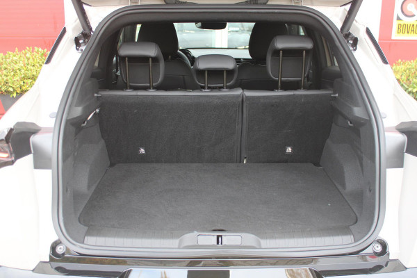 Alfa Romeo junior 1.2 145PK AUTOMAAT Hybrid IBRIDA TI | TECHNO PACK: (LED MATRIX KOPLAMPEN, DRAADLOZE TELEFOONLADER, DODEHOEK DETECTIE, PARKEERSENSOREN VOOR ACHTER EN ZIJKANT, NAVIGATIE, ELEKTRISCH BEDIENBARE ACHTERKLEP, KEYLESS ENTRY, ADAPTIVE CRUISE CONTROL, ACHTERUITRIJ CAMERA) | PACK TI: (ELEKTRISCH BEDIENBARE BESTUUDERSSTOEL, VERKEERSBORDEN WEERGAVE, GETINTE ACHTERRUITEN, SFEER VERLICHTING, GLANZEND ZWARTE BODYKIT, 10,25" TOUCHSCREEN, LEDEREN STUURWIEL, VERSTELBARE KOFFERVLOER OP 3 NIVEAUS) | 18" LICHTMETALEN VELGEN "FORI" | DRAADLOZE APPLE CARPLAY/ANDROID AUTO | MASSAGE FUNCTIE OP