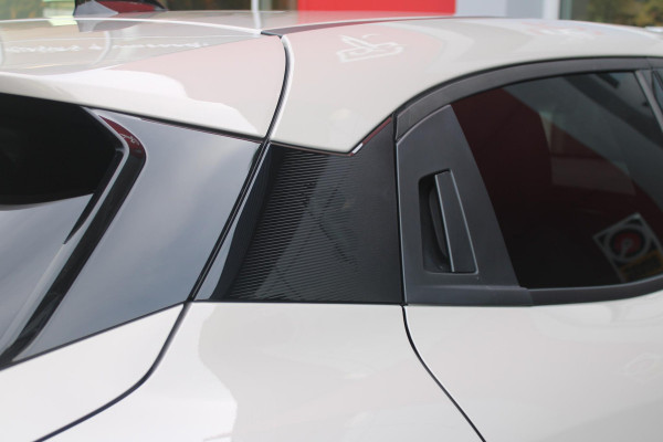 Alfa Romeo junior 1.2 145PK AUTOMAAT Hybrid IBRIDA TI | TECHNO PACK: (LED MATRIX KOPLAMPEN, DRAADLOZE TELEFOONLADER, DODEHOEK DETECTIE, PARKEERSENSOREN VOOR ACHTER EN ZIJKANT, NAVIGATIE, ELEKTRISCH BEDIENBARE ACHTERKLEP, KEYLESS ENTRY, ADAPTIVE CRUISE CONTROL, ACHTERUITRIJ CAMERA) | PACK TI: (ELEKTRISCH BEDIENBARE BESTUUDERSSTOEL, VERKEERSBORDEN WEERGAVE, GETINTE ACHTERRUITEN, SFEER VERLICHTING, GLANZEND ZWARTE BODYKIT, 10,25" TOUCHSCREEN, LEDEREN STUURWIEL, VERSTELBARE KOFFERVLOER OP 3 NIVEAUS) | 18" LICHTMETALEN VELGEN "FORI" | DRAADLOZE APPLE CARPLAY/ANDROID AUTO | MASSAGE FUNCTIE OP