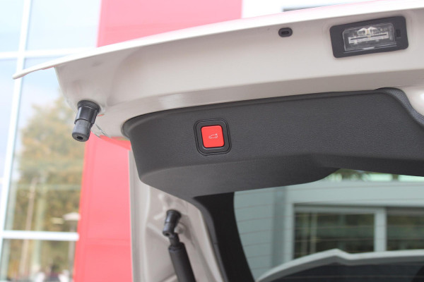 Alfa Romeo junior 1.2 145PK AUTOMAAT Hybrid IBRIDA TI | TECHNO PACK: (LED MATRIX KOPLAMPEN, DRAADLOZE TELEFOONLADER, DODEHOEK DETECTIE, PARKEERSENSOREN VOOR ACHTER EN ZIJKANT, NAVIGATIE, ELEKTRISCH BEDIENBARE ACHTERKLEP, KEYLESS ENTRY, ADAPTIVE CRUISE CONTROL, ACHTERUITRIJ CAMERA) | PACK TI: (ELEKTRISCH BEDIENBARE BESTUUDERSSTOEL, VERKEERSBORDEN WEERGAVE, GETINTE ACHTERRUITEN, SFEER VERLICHTING, GLANZEND ZWARTE BODYKIT, 10,25" TOUCHSCREEN, LEDEREN STUURWIEL, VERSTELBARE KOFFERVLOER OP 3 NIVEAUS) | 18" LICHTMETALEN VELGEN "FORI" | DRAADLOZE APPLE CARPLAY/ANDROID AUTO | MASSAGE FUNCTIE OP