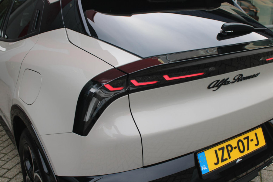 Alfa Romeo junior 1.2 145PK AUTOMAAT Hybrid IBRIDA TI | TECHNO PACK: (LED MATRIX KOPLAMPEN, DRAADLOZE TELEFOONLADER, DODEHOEK DETECTIE, PARKEERSENSOREN VOOR ACHTER EN ZIJKANT, NAVIGATIE, ELEKTRISCH BEDIENBARE ACHTERKLEP, KEYLESS ENTRY, ADAPTIVE CRUISE CONTROL, ACHTERUITRIJ CAMERA) | PACK TI: (ELEKTRISCH BEDIENBARE BESTUUDERSSTOEL, VERKEERSBORDEN WEERGAVE, GETINTE ACHTERRUITEN, SFEER VERLICHTING, GLANZEND ZWARTE BODYKIT, 10,25" TOUCHSCREEN, LEDEREN STUURWIEL, VERSTELBARE KOFFERVLOER OP 3 NIVEAUS) | 18" LICHTMETALEN VELGEN "FORI" | DRAADLOZE APPLE CARPLAY/ANDROID AUTO | MASSAGE FUNCTIE OP
