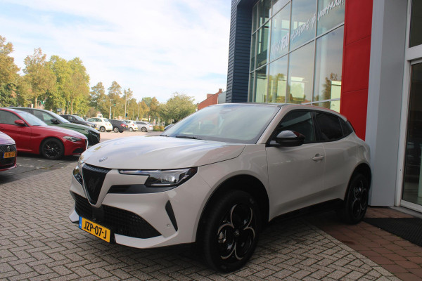 Alfa Romeo junior 1.2 145PK AUTOMAAT Hybrid IBRIDA TI | TECHNO PACK: (LED MATRIX KOPLAMPEN, DRAADLOZE TELEFOONLADER, DODEHOEK DETECTIE, PARKEERSENSOREN VOOR ACHTER EN ZIJKANT, NAVIGATIE, ELEKTRISCH BEDIENBARE ACHTERKLEP, KEYLESS ENTRY, ADAPTIVE CRUISE CONTROL, ACHTERUITRIJ CAMERA) | PACK TI: (ELEKTRISCH BEDIENBARE BESTUUDERSSTOEL, VERKEERSBORDEN WEERGAVE, GETINTE ACHTERRUITEN, SFEER VERLICHTING, GLANZEND ZWARTE BODYKIT, 10,25" TOUCHSCREEN, LEDEREN STUURWIEL, VERSTELBARE KOFFERVLOER OP 3 NIVEAUS) | 18" LICHTMETALEN VELGEN "FORI" | DRAADLOZE APPLE CARPLAY/ANDROID AUTO | MASSAGE FUNCTIE OP