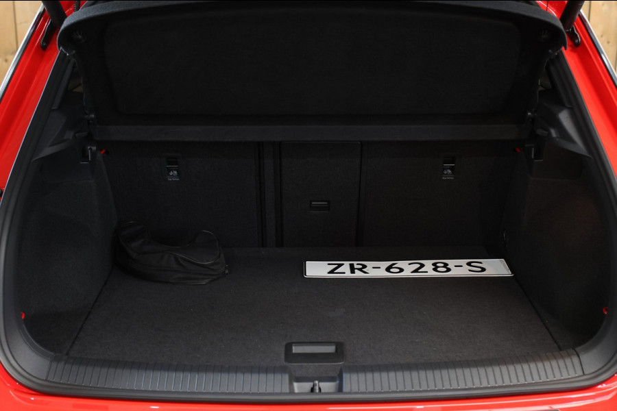 Volkswagen T-Roc 1.5 TSI 3X R-Line *Pano*Camera*Virtual*Trekhaak*