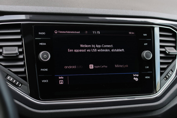 Volkswagen T-Roc 1.5 TSI 3X R-Line *Pano*Camera*Virtual*Trekhaak*