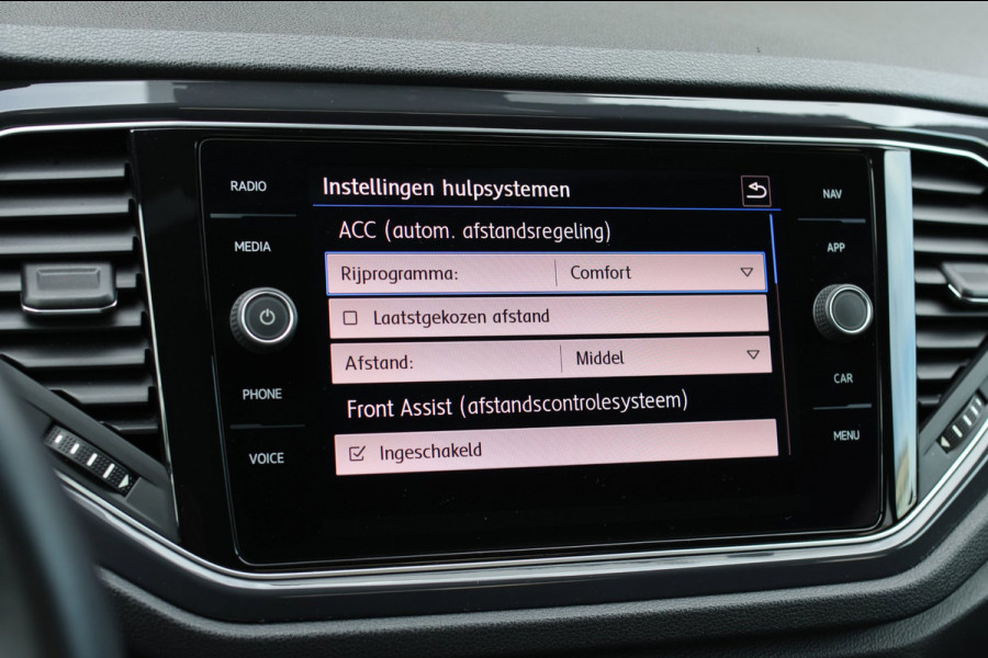 Volkswagen T-Roc 1.5 TSI 3X R-Line *Pano*Camera*Virtual*Trekhaak*