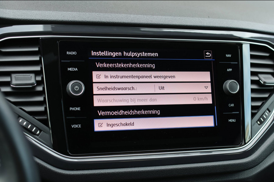 Volkswagen T-Roc 1.5 TSI 3X R-Line *Pano*Camera*Virtual*Trekhaak*