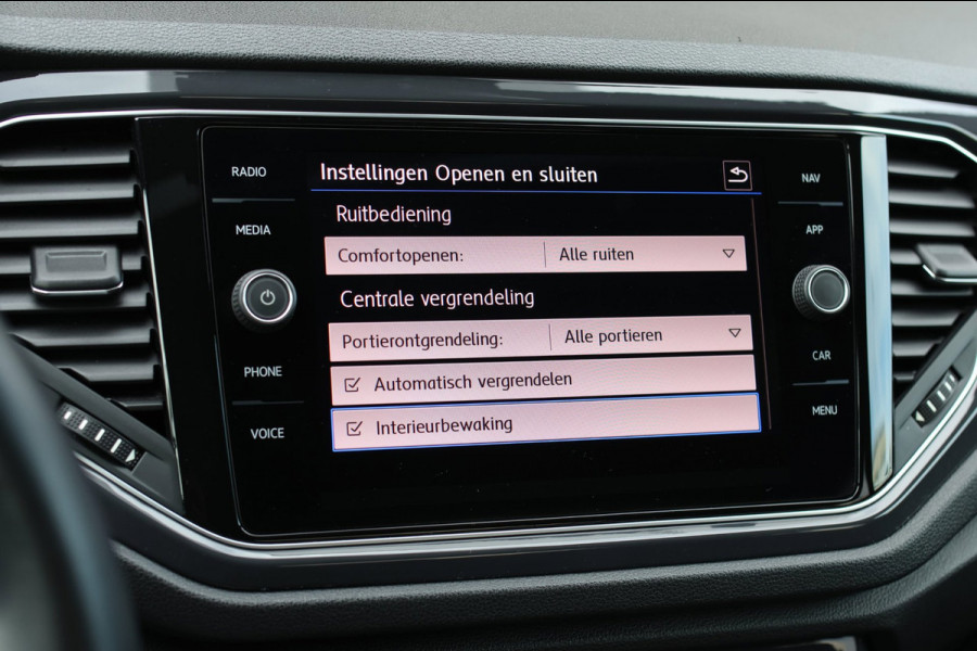 Volkswagen T-Roc 1.5 TSI 3X R-Line *Pano*Camera*Virtual*Trekhaak*