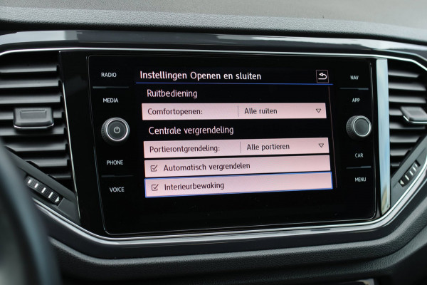 Volkswagen T-Roc 1.5 TSI 3X R-Line *Pano*Camera*Virtual*Trekhaak*