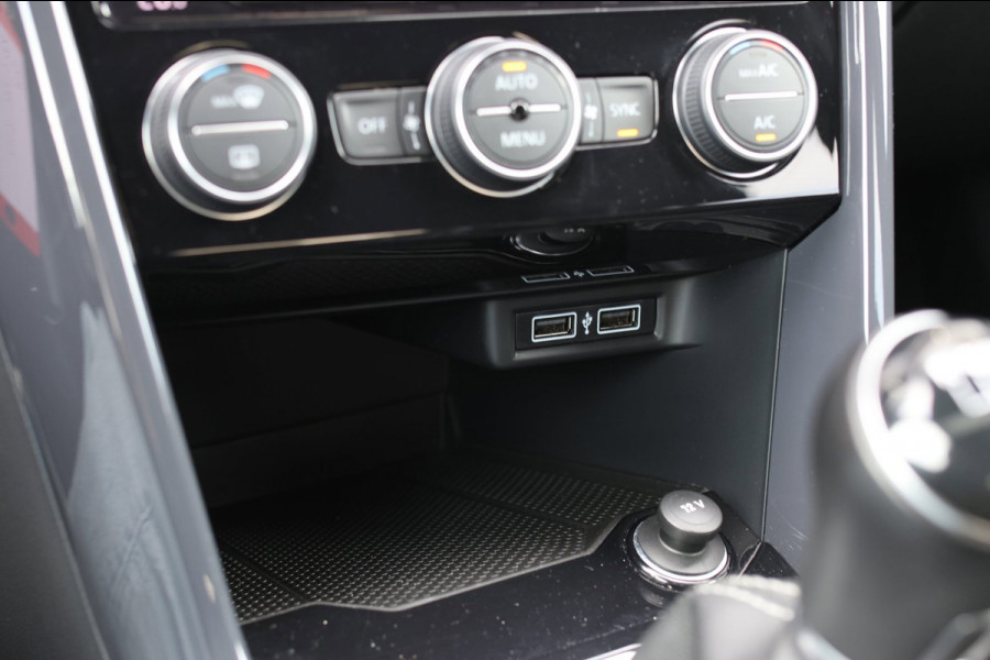 Volkswagen T-Roc 1.5 TSI 3X R-Line *Pano*Camera*Virtual*Trekhaak*