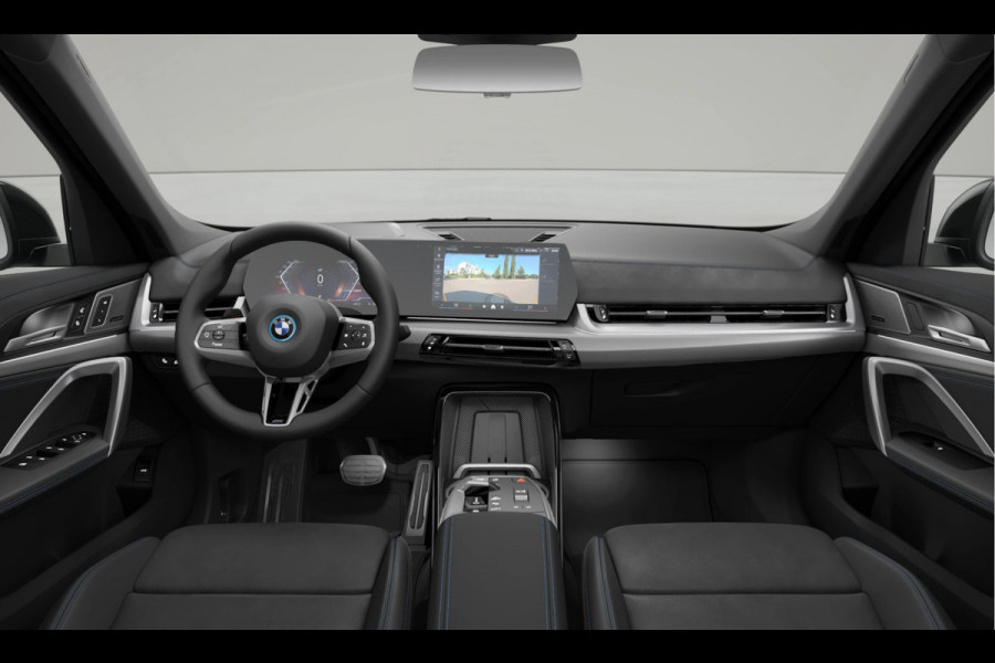 BMW iX1 eDrive20 - M-Sport - Pano - Trekhaak - ACC - Memoryzetel