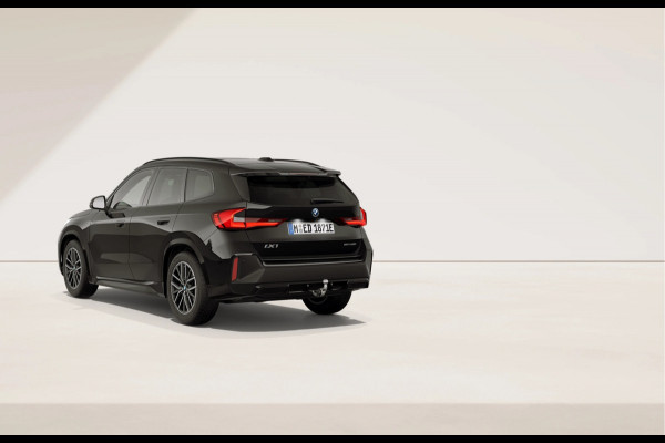 BMW iX1 eDrive20 - M-Sport - Pano - Trekhaak - ACC - Memoryzetel