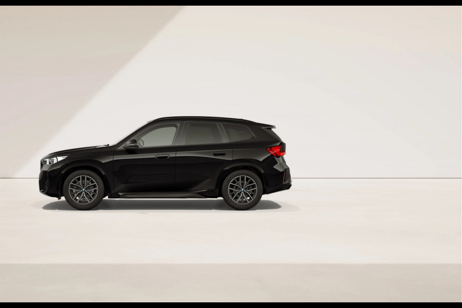 BMW iX1 eDrive20 - M-Sport - Pano - Trekhaak - ACC - Memoryzetel