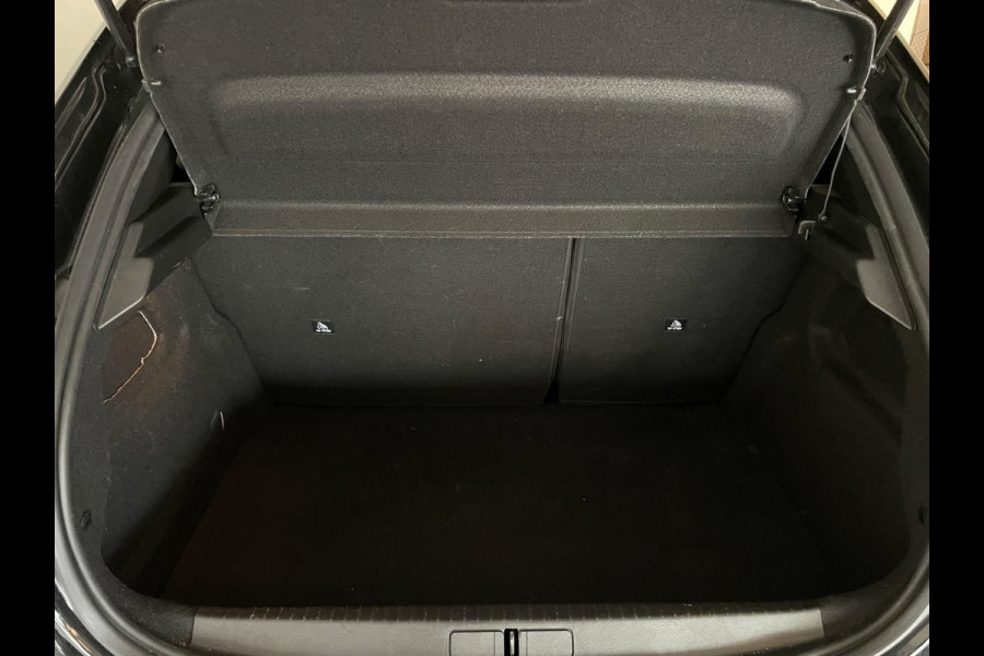 Peugeot 208 1.2 PureTech GT Pack AUTOMAAT AIRCO CLIMA NAVI CRUISE STOELVERW KEYLESS APPLE CARPLAY PRIVACYGLAS 1E EIG NIEUWSTAAT