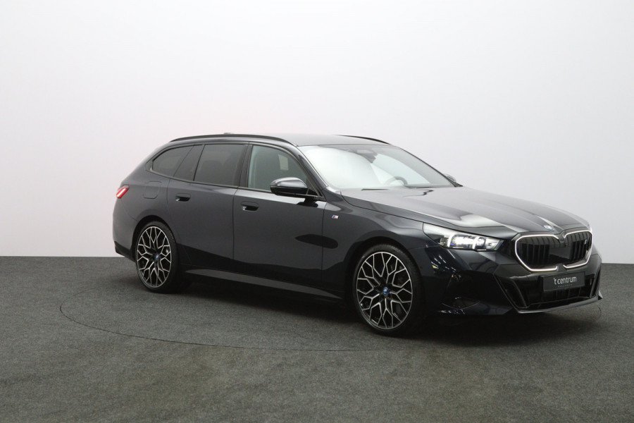 BMW i5 Touring eDrive40 M Sport Edition 84 kWh 340 PK, SOH 97 %, Panoramadak, Trekhaak, 360 Camera, H/K Sound,