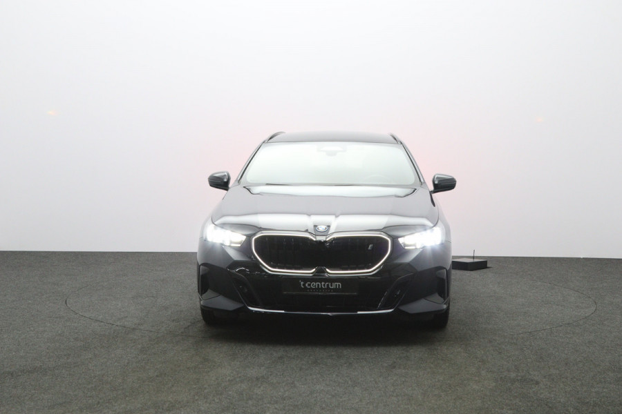 BMW i5 Touring eDrive40 M Sport Edition 84 kWh 340 PK, SOH 97 %, Panoramadak, Trekhaak, 360 Camera, H/K Sound,