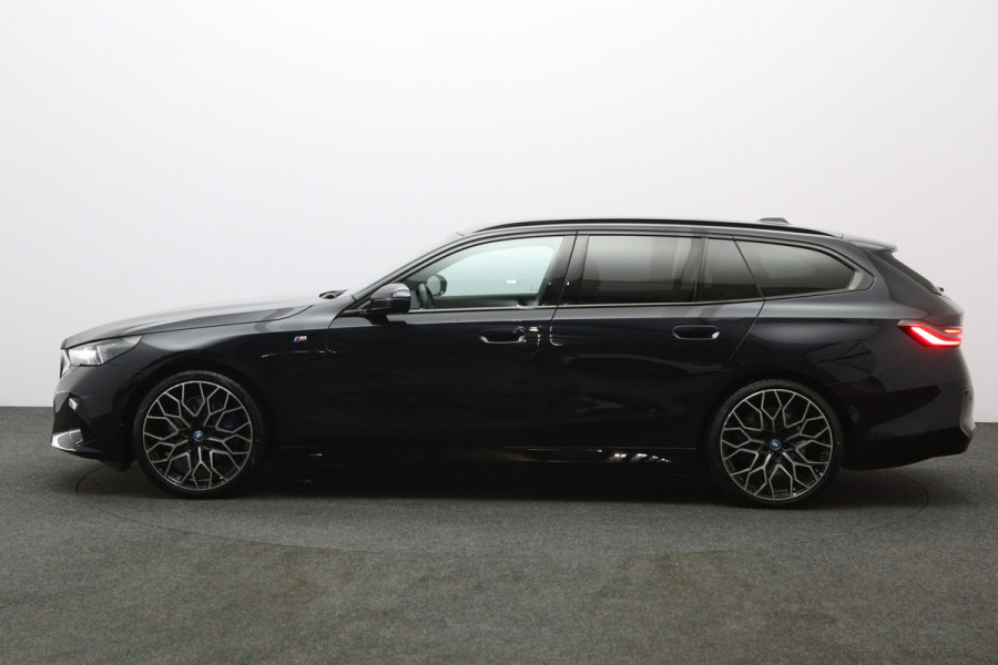 BMW i5 Touring eDrive40 M Sport Edition 84 kWh 340 PK, SOH 97 %, Panoramadak, Trekhaak, 360 Camera, H/K Sound,