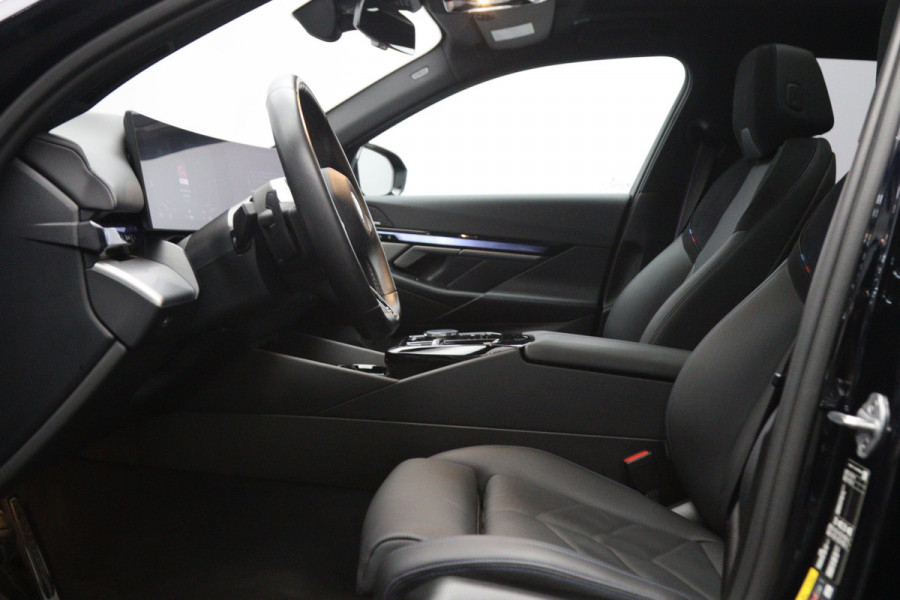 BMW i5 Touring eDrive40 M Sport Edition 84 kWh 340 PK, SOH 97 %, Panoramadak, Trekhaak, 360 Camera, H/K Sound,