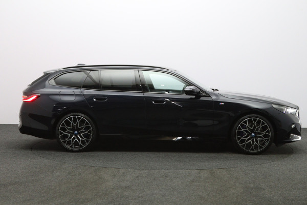 BMW i5 Touring eDrive40 M Sport Edition 84 kWh 340 PK, SOH 97 %, Panoramadak, Trekhaak, 360 Camera, H/K Sound,