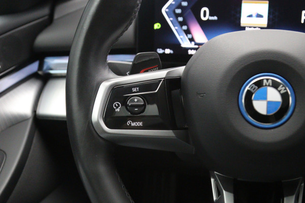 BMW i5 Touring eDrive40 M Sport Edition 84 kWh 340 PK, SOH 97 %, Panoramadak, Trekhaak, 360 Camera, H/K Sound,