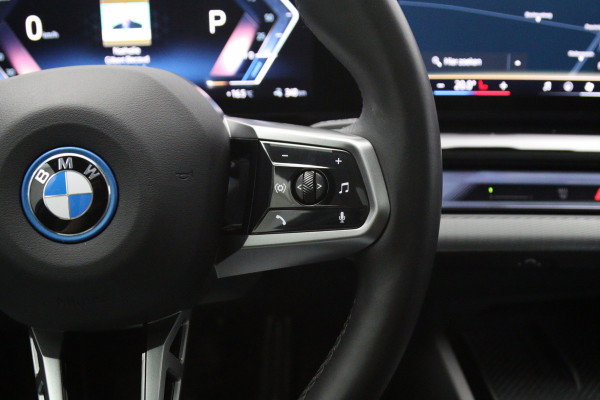 BMW i5 Touring eDrive40 M Sport Edition 84 kWh 340 PK, SOH 97 %, Panoramadak, Trekhaak, 360 Camera, H/K Sound,