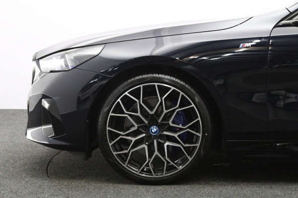 BMW i5 Touring eDrive40 M Sport Edition 84 kWh 340 PK, SOH 97 %, Panoramadak, Trekhaak, 360 Camera, H/K Sound,
