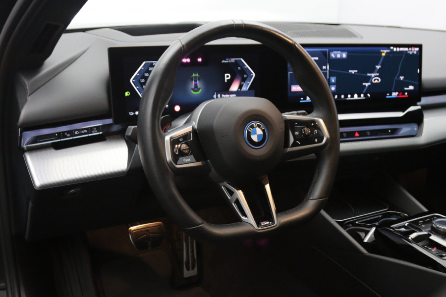 BMW i5 Touring eDrive40 M Sport Edition 84 kWh 340 PK, SOH 97 %, Panoramadak, Trekhaak, 360 Camera, H/K Sound,