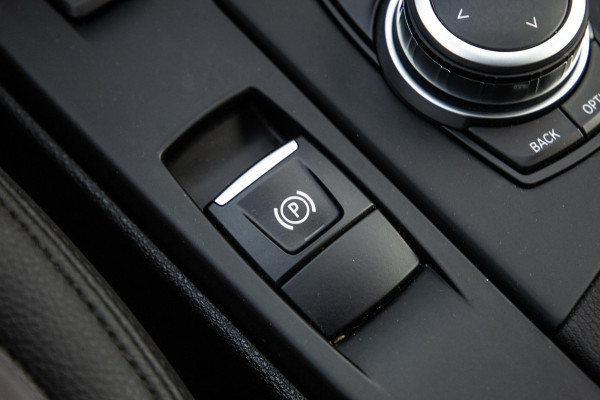 BMW X1 xDrive25e Executive BLACK LINE / CAMERA / CARPLAY / HEAD UP DISPLAY / LEDER / LED / CRUISE CONTROLE / STOELVERWARMING
