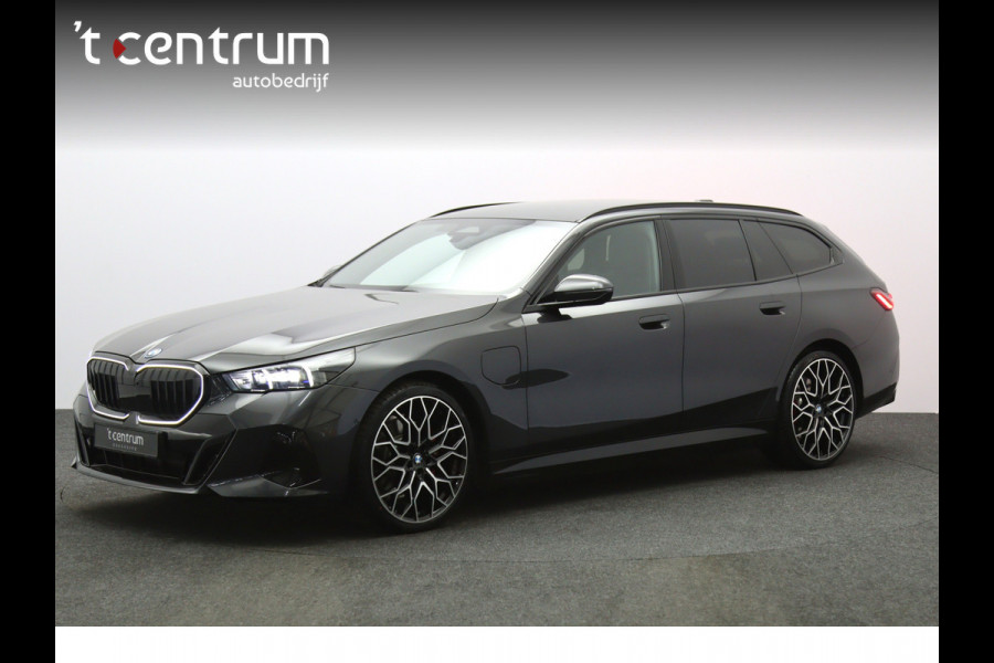 BMW 5 Serie Touring 530e xDrive 300 PK M Sport Pro Edition PHEV, Panoramadak, Trekhaak, H/K Sound, Head-Up