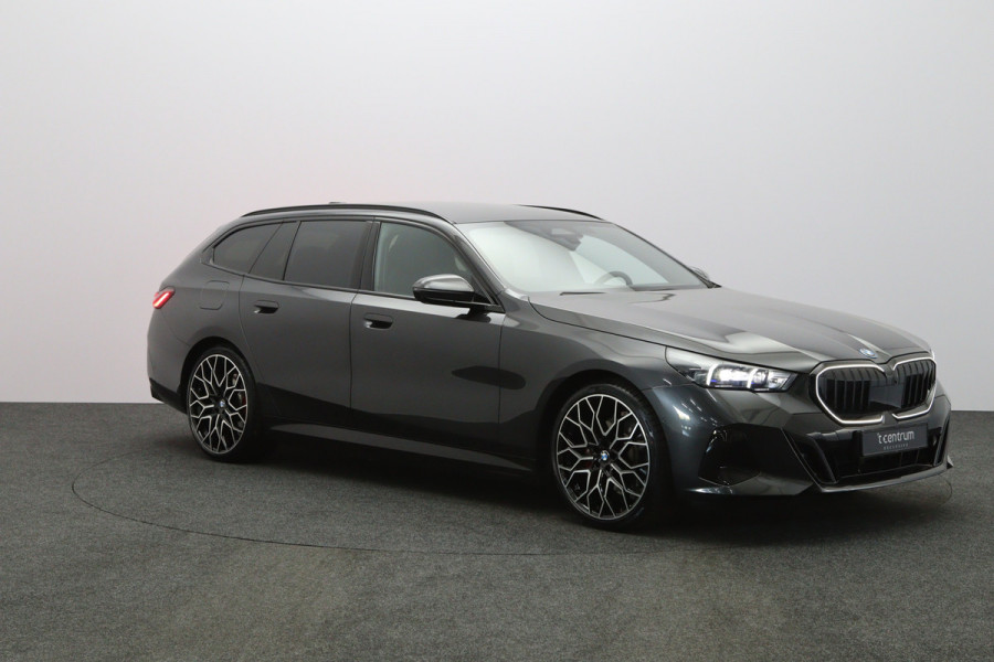 BMW 5 Serie Touring 530e xDrive 300 PK M Sport Pro Edition PHEV, Panoramadak, Trekhaak, H/K Sound, Head-Up