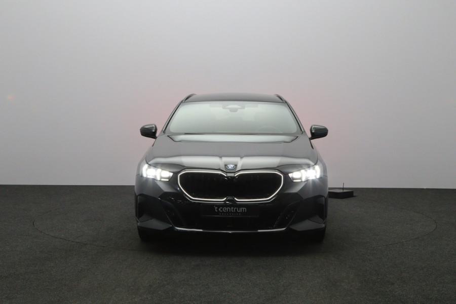 BMW 5 Serie Touring 530e xDrive 300 PK M Sport Pro Edition PHEV, Panoramadak, Trekhaak, H/K Sound, Head-Up