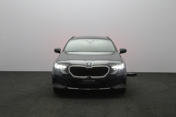 BMW 5 Serie Touring 530e xDrive 300 PK M Sport Pro Edition PHEV, Panoramadak, Trekhaak, H/K Sound, Head-Up