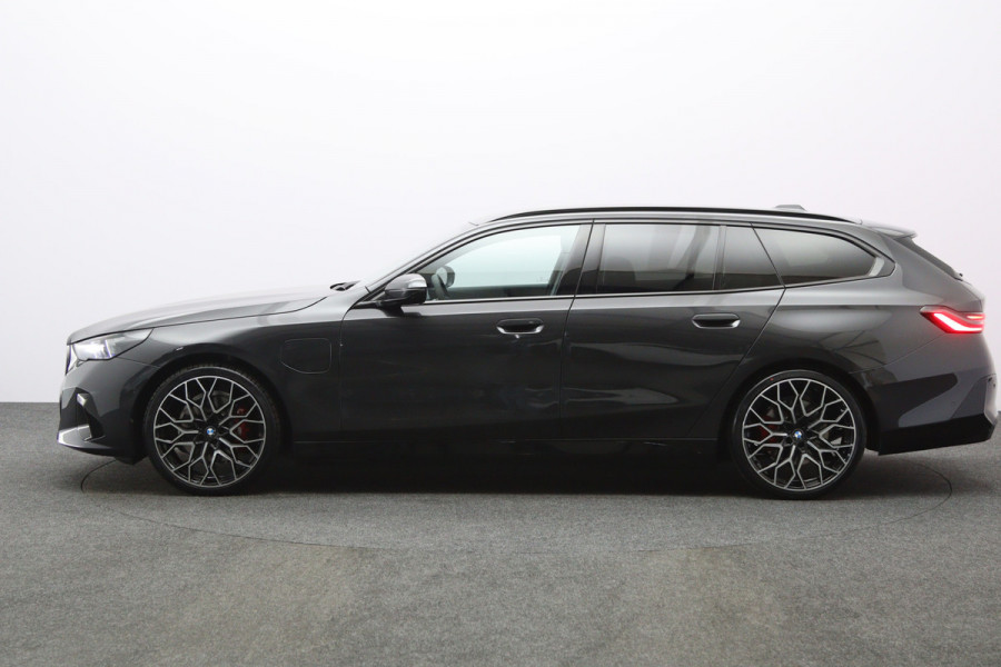 BMW 5 Serie Touring 530e xDrive 300 PK M Sport Pro Edition PHEV, Panoramadak, Trekhaak, H/K Sound, Head-Up