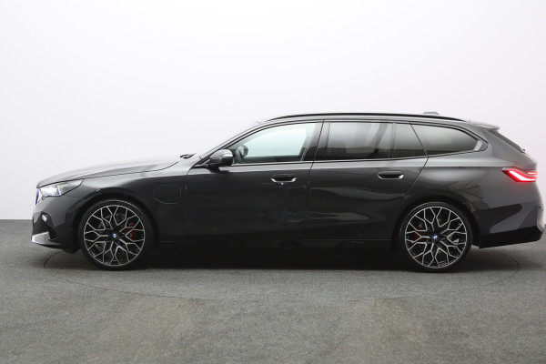 BMW 5 Serie Touring 530e xDrive 300 PK M Sport Pro Edition PHEV, Panoramadak, Trekhaak, H/K Sound, Head-Up