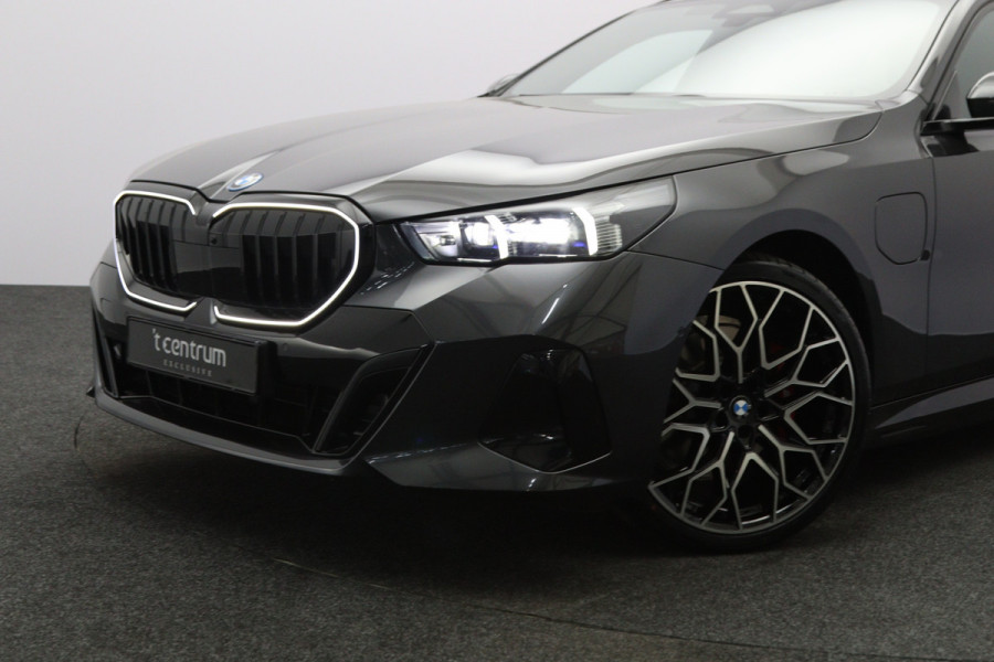 BMW 5 Serie Touring 530e xDrive 300 PK M Sport Pro Edition PHEV, Panoramadak, Trekhaak, H/K Sound, Head-Up