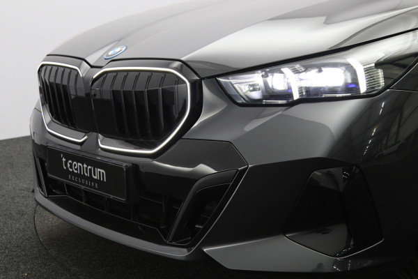 BMW 5 Serie Touring 530e xDrive 300 PK M Sport Pro Edition PHEV, Panoramadak, Trekhaak, H/K Sound, Head-Up