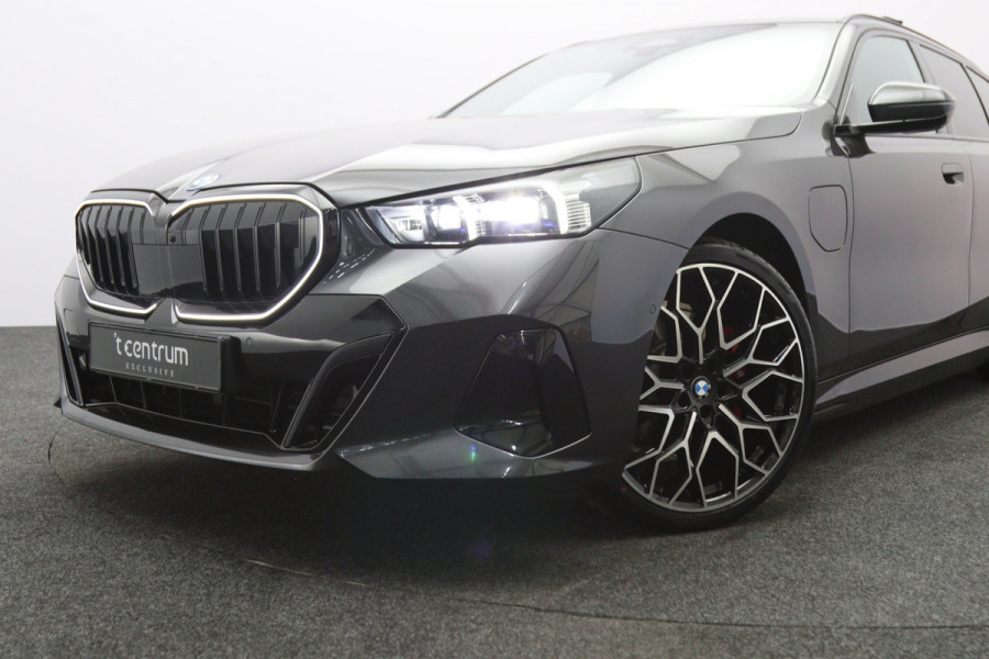 BMW 5 Serie Touring 530e xDrive 300 PK M Sport Pro Edition PHEV, Panoramadak, Trekhaak, H/K Sound, Head-Up
