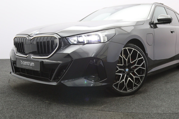 BMW 5 Serie Touring 530e xDrive 300 PK M Sport Pro Edition PHEV, Panoramadak, Trekhaak, H/K Sound, Head-Up