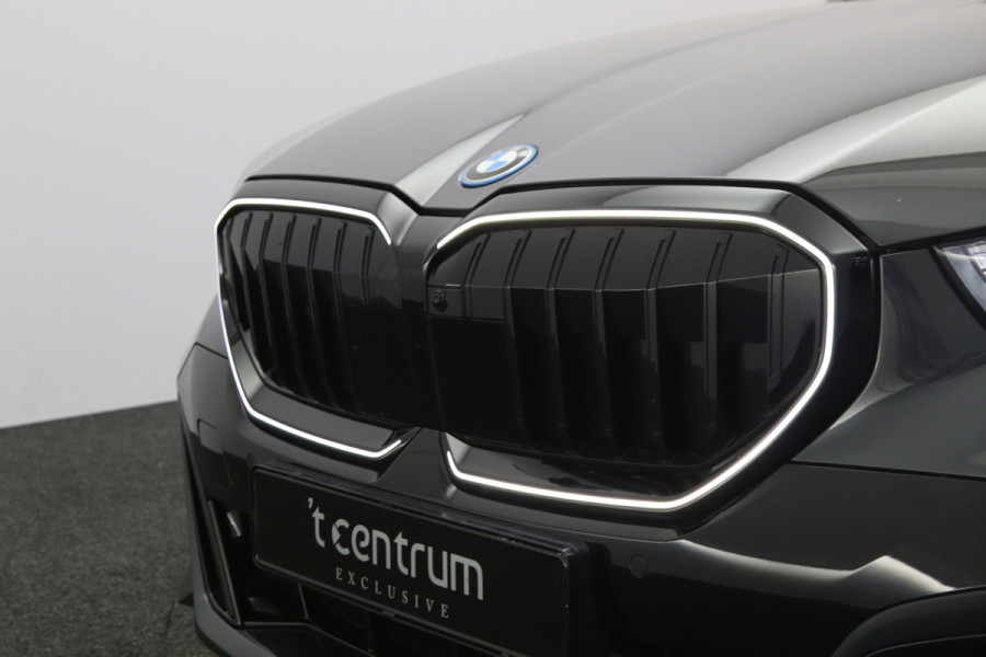 BMW 5 Serie Touring 530e xDrive 300 PK M Sport Pro Edition PHEV, Panoramadak, Trekhaak, H/K Sound, Head-Up
