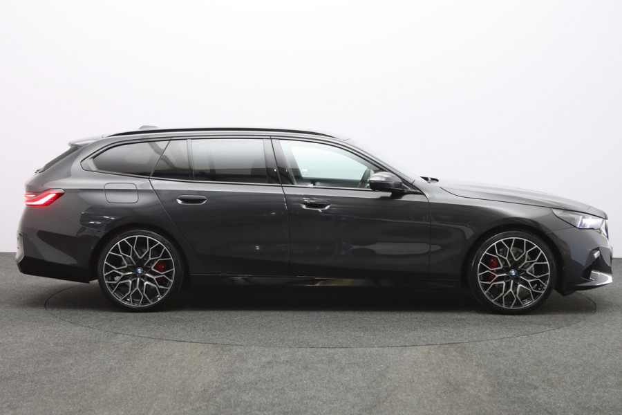 BMW 5 Serie Touring 530e xDrive 300 PK M Sport Pro Edition PHEV, Panoramadak, Trekhaak, H/K Sound, Head-Up